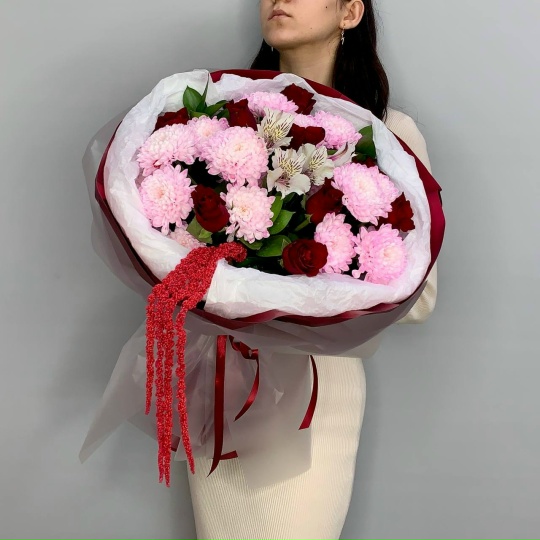 Красный букет из роз, хризантем и амаранта