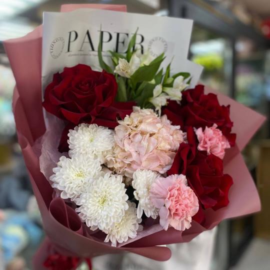 Букет в красных оттенках из французских роз и гортензии