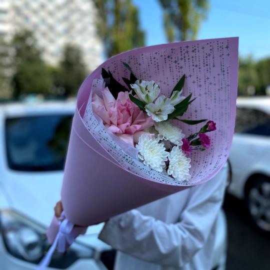 Букет в розовой упаковке "Кулёк" с розой