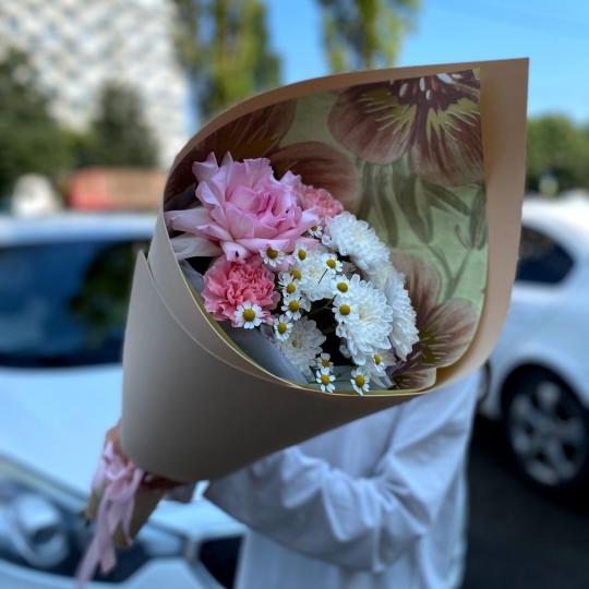 Букет в бежевой упаковке "Кулёк" с розой