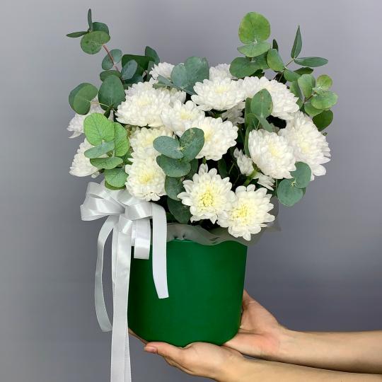 Шляпная коробка из кустовых хризантем и эвкалипта