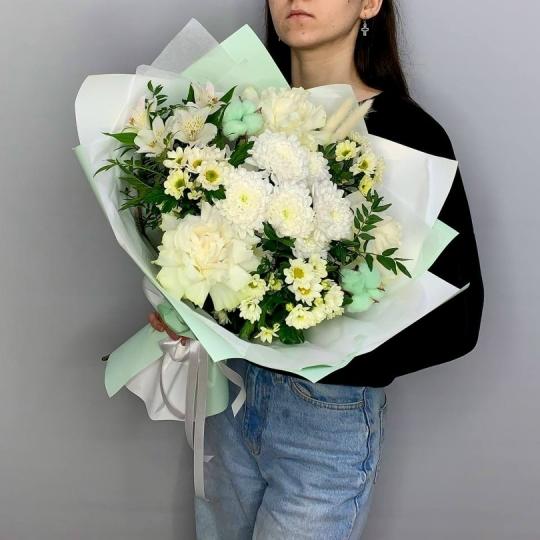 Нежно-зеленый букет из стойких ромашек, кружевных роз и ароматных хризантем