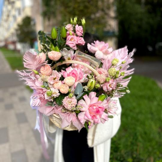 Корзина цветов с зеркалом и перьями