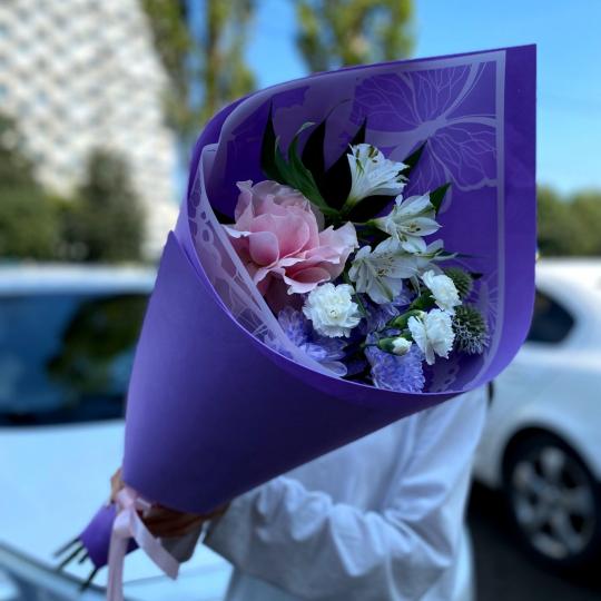 Букет в фиолетовой упаковке "Кулёк" с розой