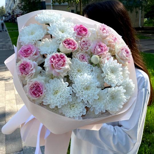 Нежный букет из хризантем и кустовых роз