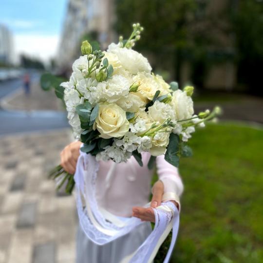 Букет невесты с розами, эустомой и матиолой