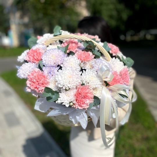 Стойкая корзина из хризантем и диантусов