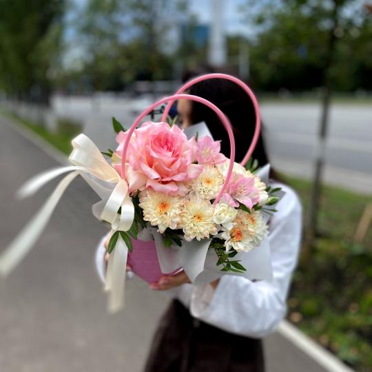 Композиция цветов в розовой сумочке