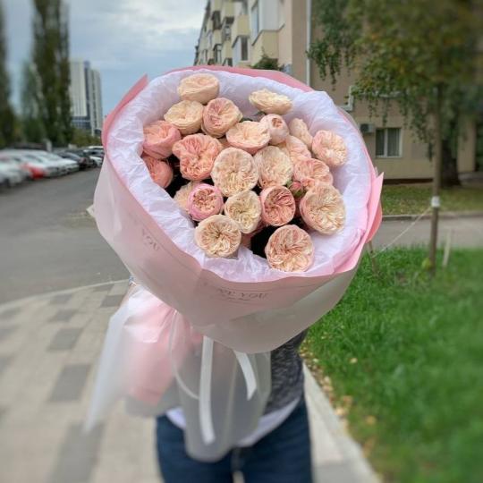 Кустовые розы в круглой упаковке