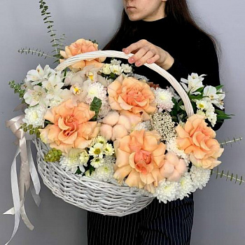 Цветы в корзине в бежевых оттенках