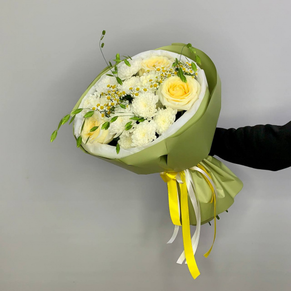 Букет в оливковой упаковке из ароматных роз Кендллайт и ромашек