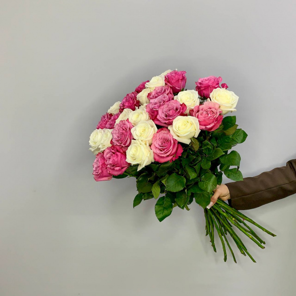 Микс из пионовидных и белых стойких роз