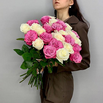 Микс из пионовидных и белых стойких роз