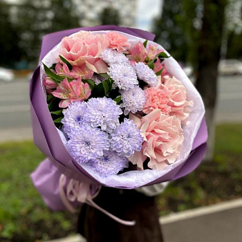 Яркий букет в фиолетовой упаковке из роз и хризантем