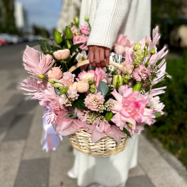 Корзина цветов с зеркалом и перьями