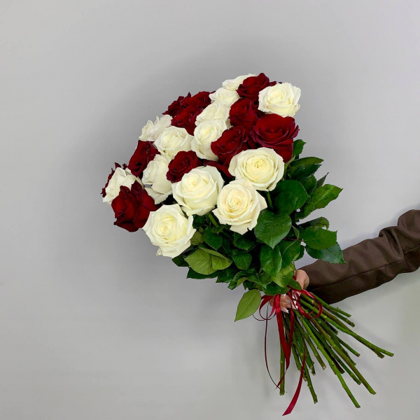 Микс из Эквадорских белых и красных роз