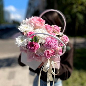 Яркая композиция цветов в сумочке